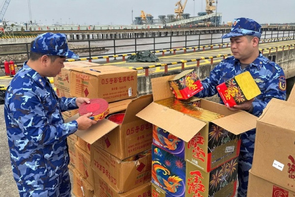 Phat hien xuong van chuyen trai phep hon nua tan phao no hinh anh