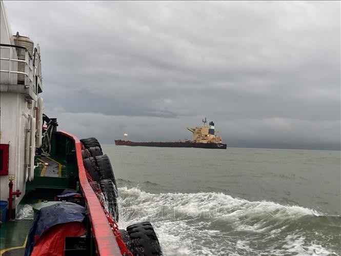 Tau nuoc ngoai mac can tai vung bien Dung Quat hinh anh