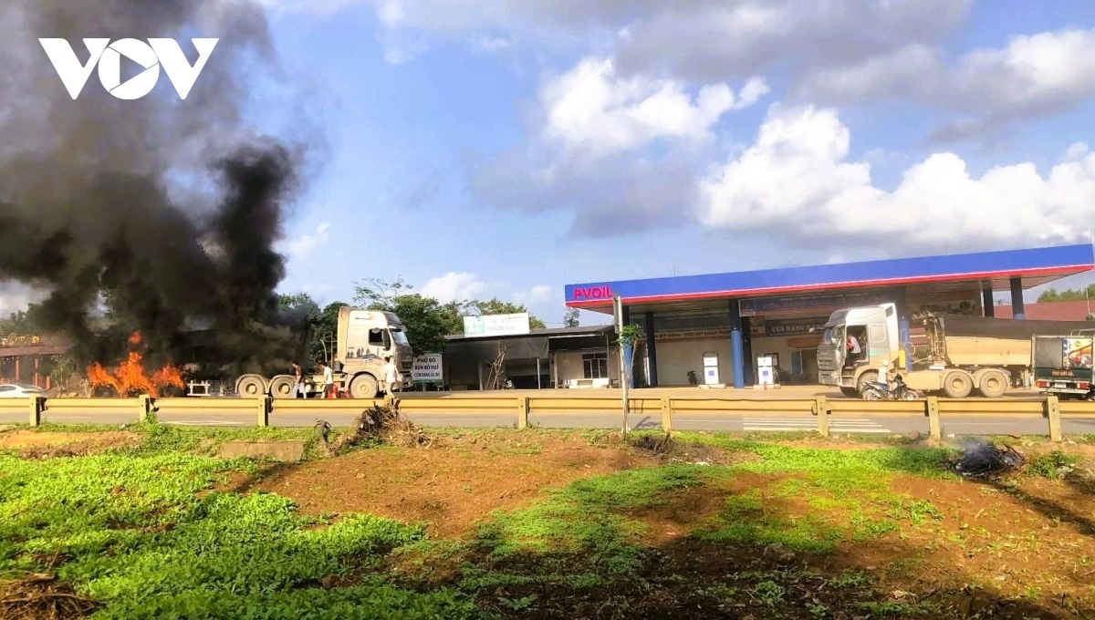 Xe tai bat ngo boc chay khi dang luu thong tren duong hinh anh