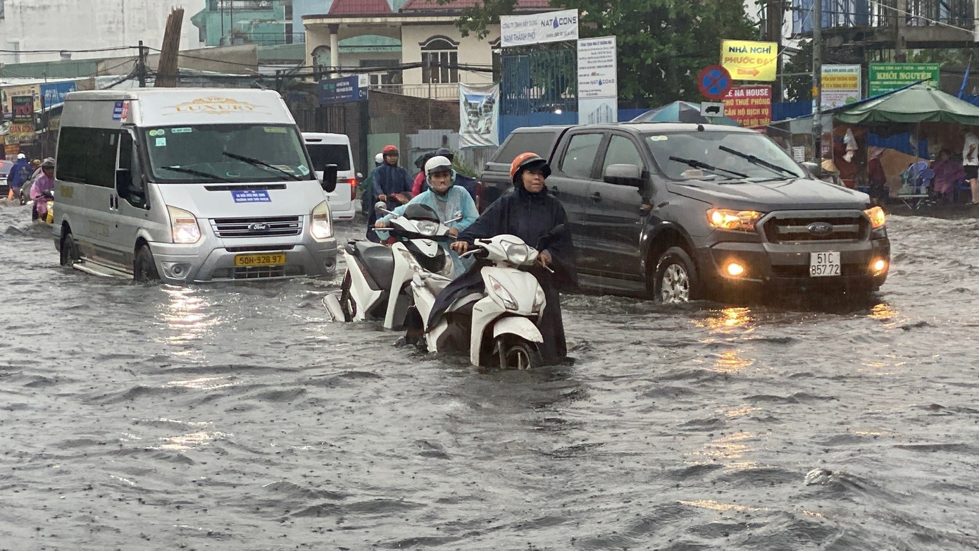 Mua trai mua TP.HCM anh 12