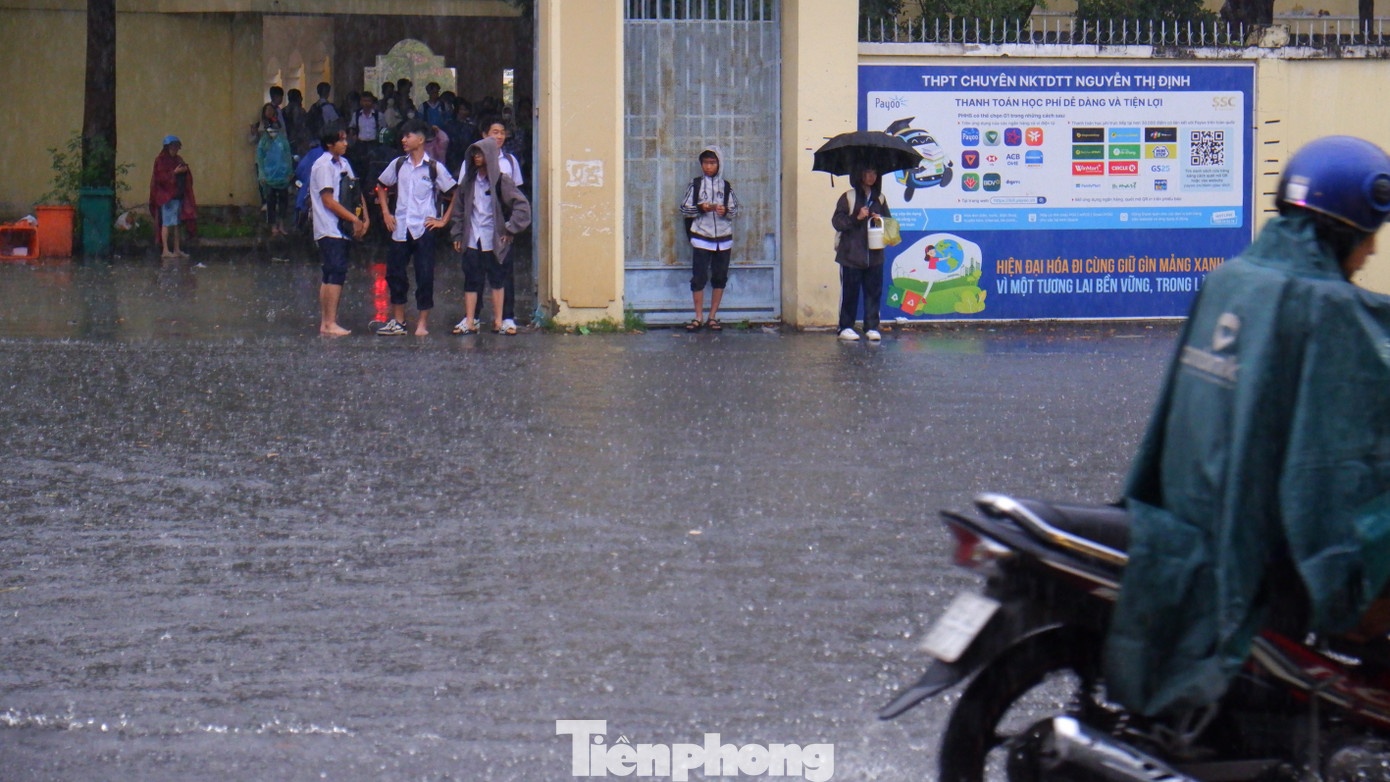 Mua trai mua TP.HCM anh 2