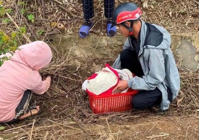 Be gai so sinh bi bo roi duoi ranh muong hinh anh