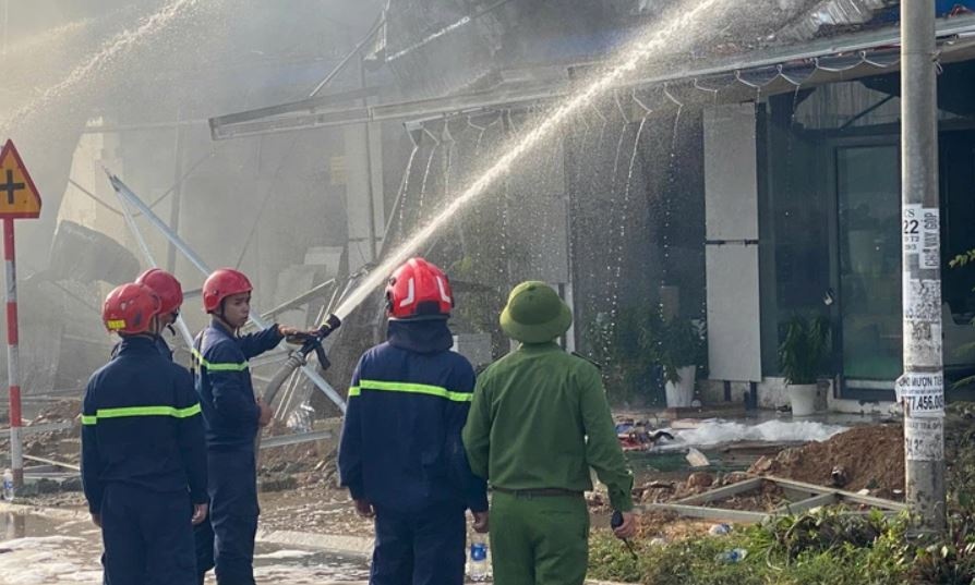 Cua hang vat lieu xay dung o Da Nang chay du doi hinh anh