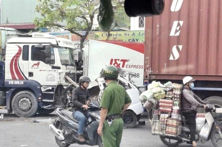 4 xe container va xe tai tong lien hoan o TP.HCM hinh anh