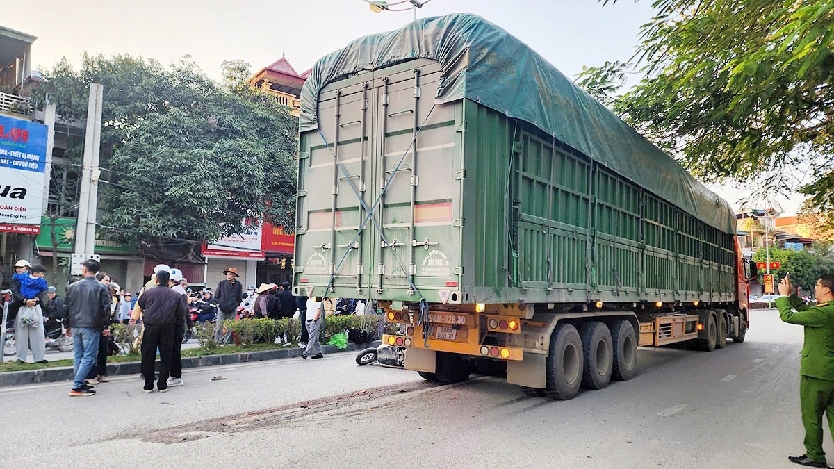 Xe may mat lai, nguoi phu nu tu vong duoi banh xe dau keo hinh anh