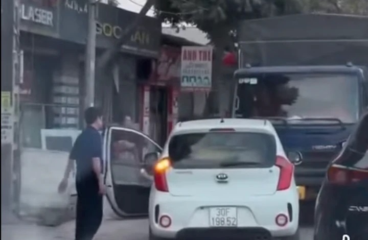 Tai xe do oto ngang nguoc o Ha Noi hinh anh