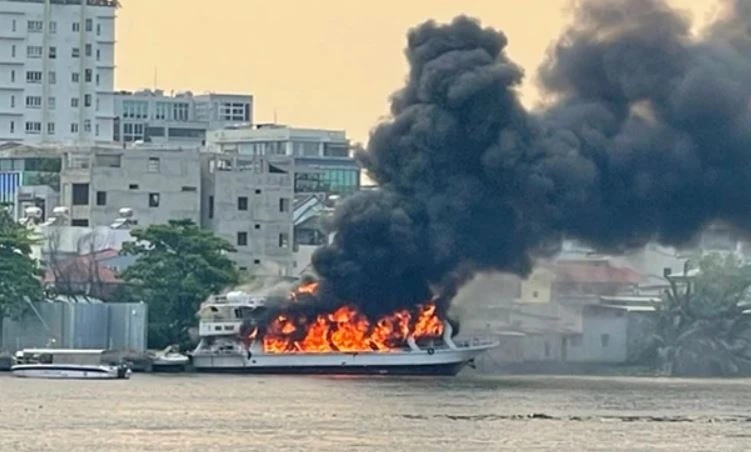 Chu du thuyen bi chay tren song Sai Gon cam ket hoan tien cho khach hinh anh