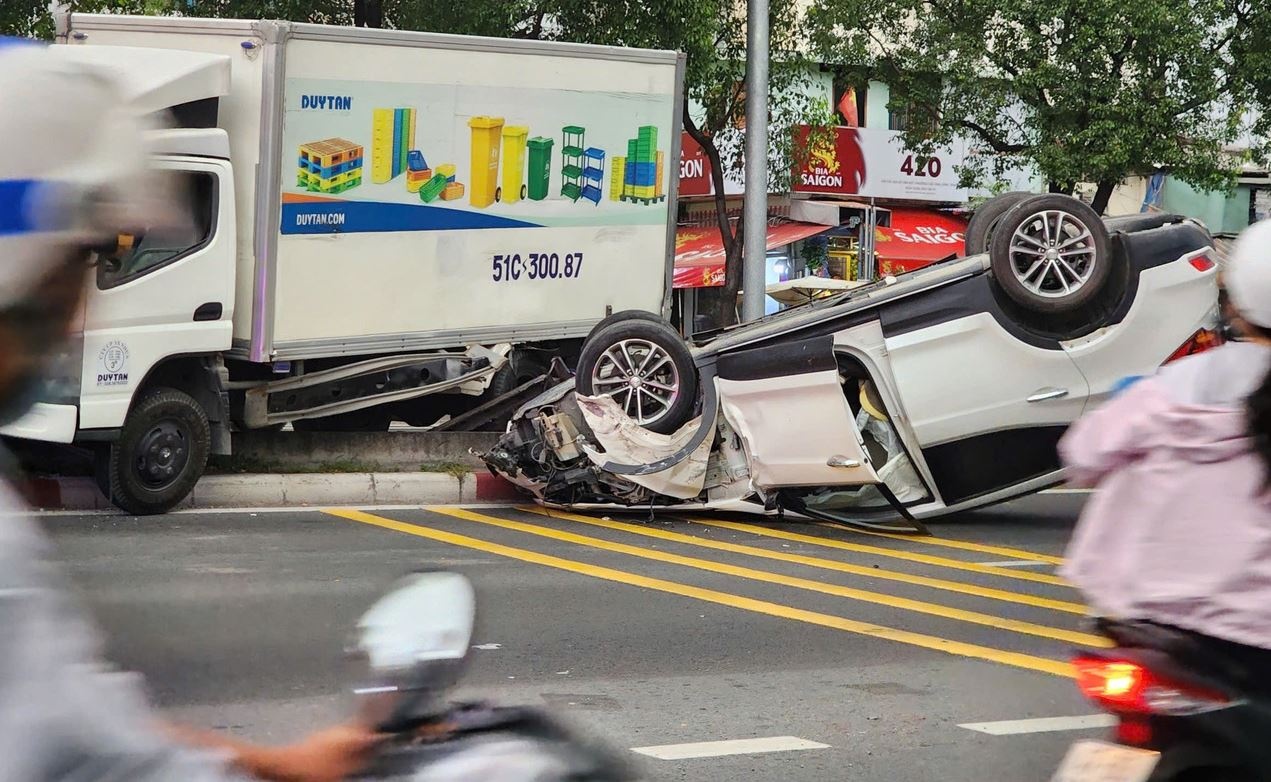 Oto lat chan ngang duong, ket xe dai hon 2 km o TP.HCM hinh anh