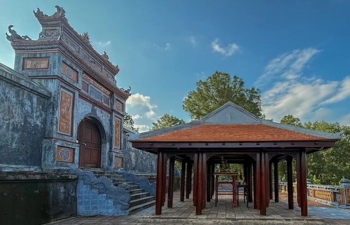 Cong trinh 'la' xuat hien o lang vua va thai hau trieu Nguyen hinh anh