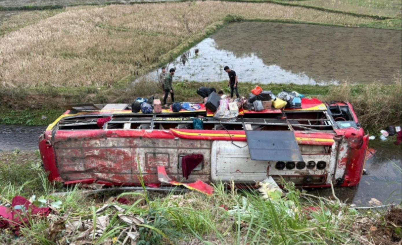 Lat xe khach o Son La, 11 nguoi bi thuong hinh anh