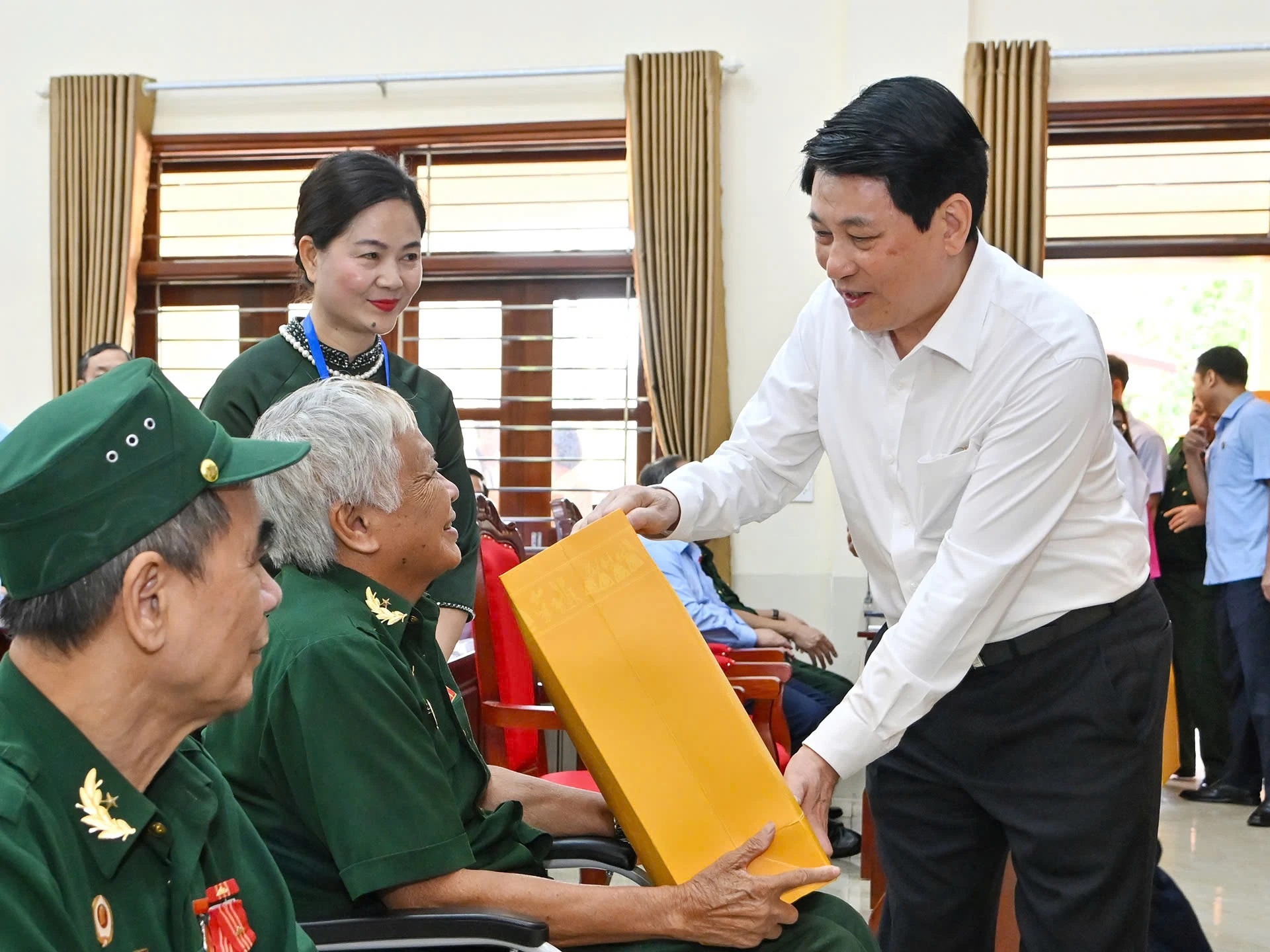 Chu tich nuoc quyet dinh tang qua Tet cho hon 1,6 trieu nguoi co cong hinh anh