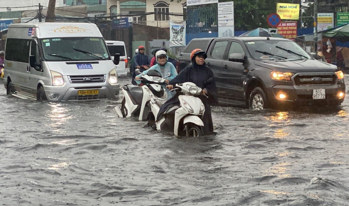 Mua trai mua xoi xa, xe chet may la liet o TP.HCM hinh anh