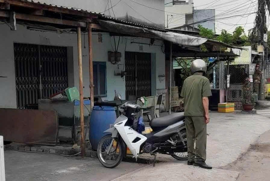 Bang hoang phat hien nguoi la tu vong truoc cua nha o TP.HCM hinh anh