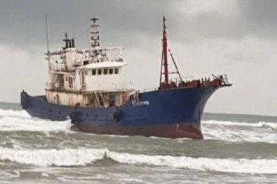 Vet chap chay tren 'tau ma' mac can o bien Quang Ngai hinh anh