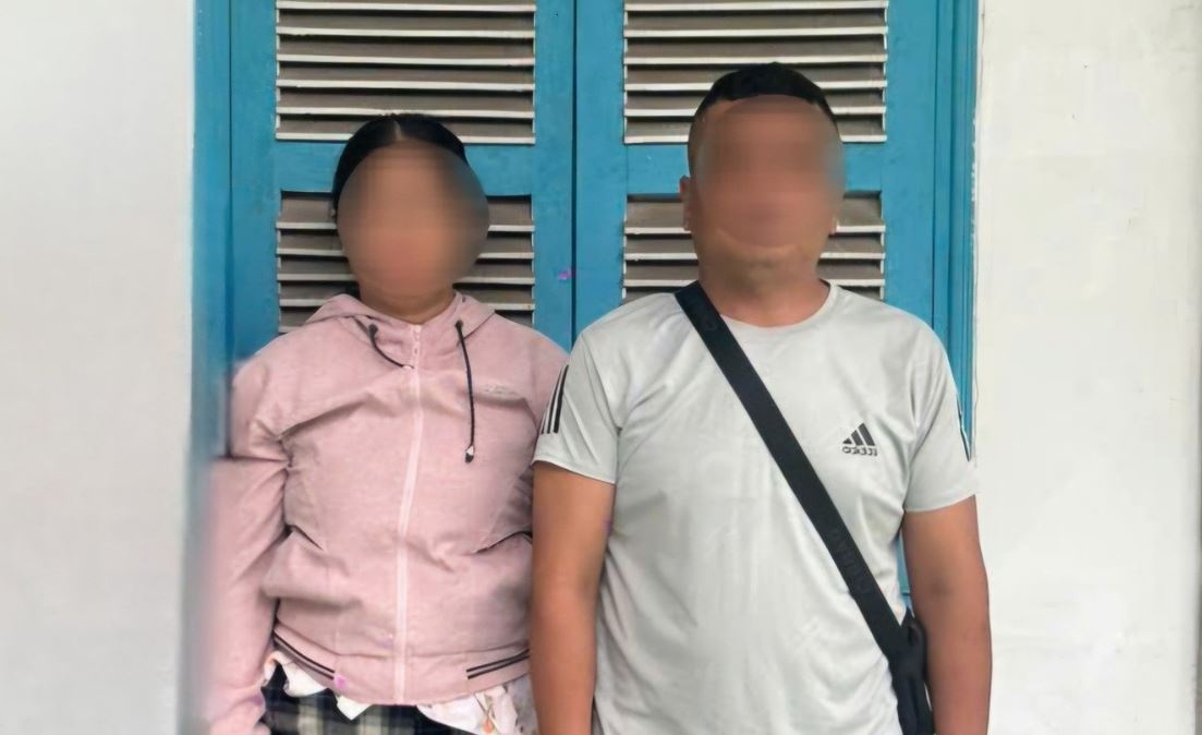 TP.HCM buoc cac doi tuong dan to roi quang cao 'rac' phai tu tay boc hinh anh