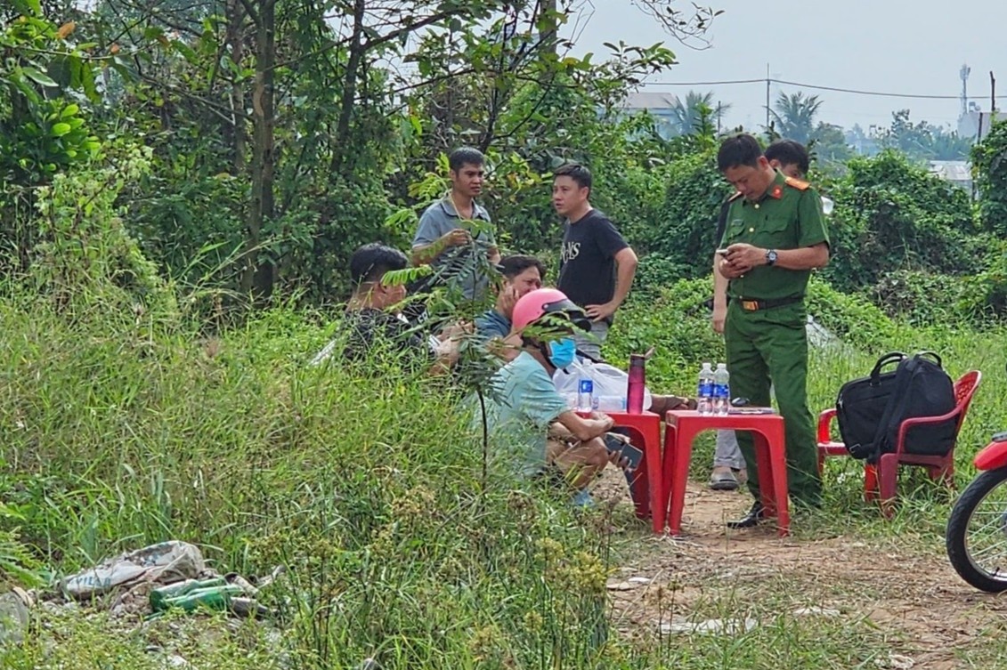 Nguoi ban hoa qua treo co tren cay o TP.HCM hinh anh