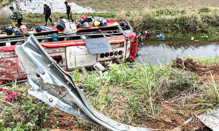 Lat xe khach o Son La: Tai xe khai do buon ngu hinh anh