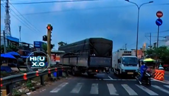 Xe tai ngang nhien chay nguoc chieu o TP.HCM hinh anh