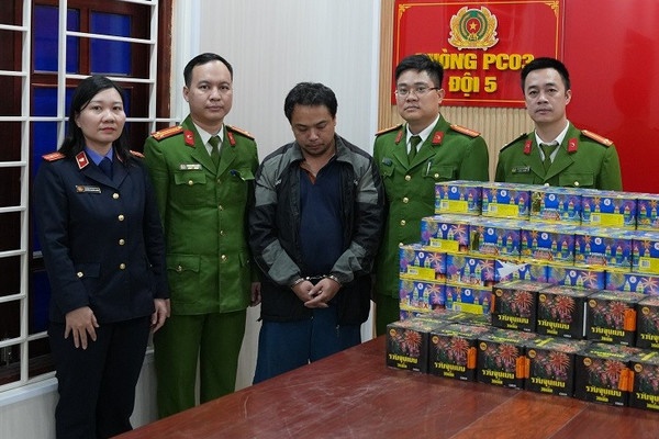 Nhan vien giao hang chuyen phat nhanh thiet lap duong day mua ban phao hinh anh