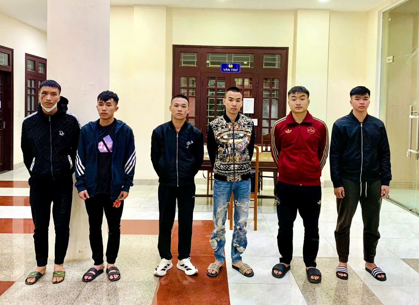 Triet pha duong day,  Tin dung den anh 1