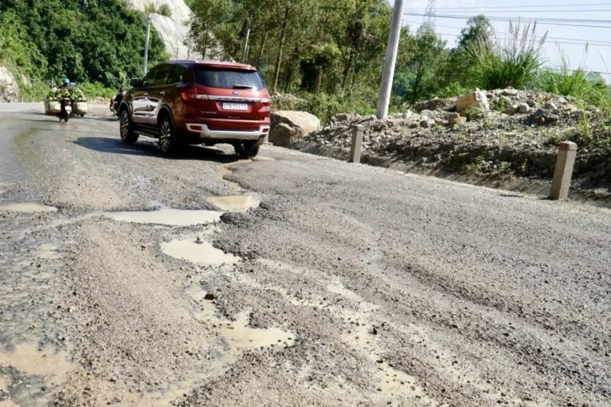 Deo An Khe tren Quoc lo 19 chua kip ban giao da hu hong keo dai hinh anh