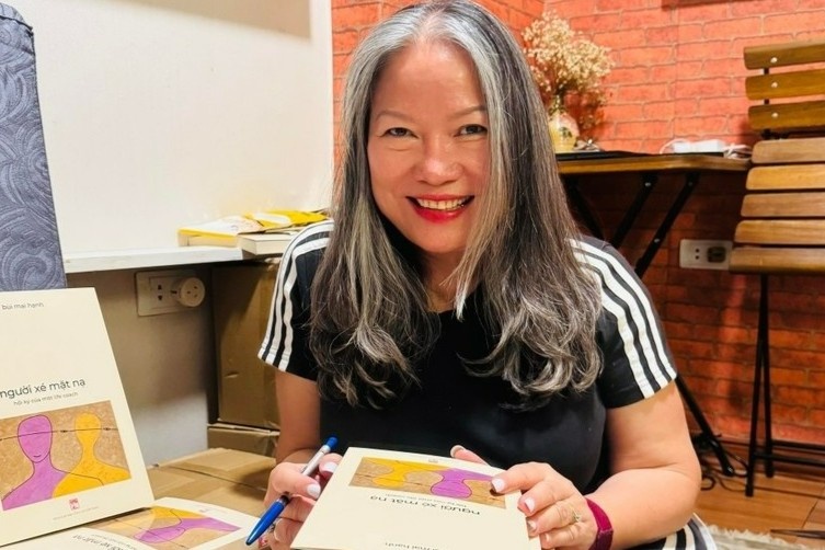 Nguoi phu nu xe mat na de yeu hinh anh