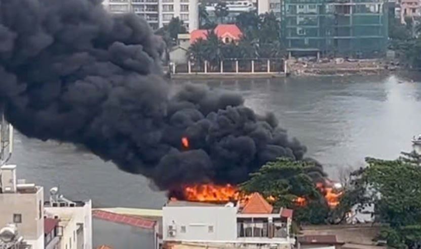 Can canh du thuyen boc chay tren song Sai Gon hinh anh