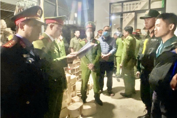 Bat tam giam nguoi chiem giu gan 500 trieu cua nguoi khac chuyen nham hinh anh