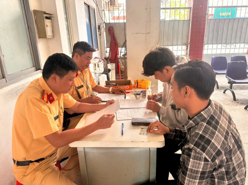 Xu ly,  viec 2 thanh nien,  can tro CSGT anh 1