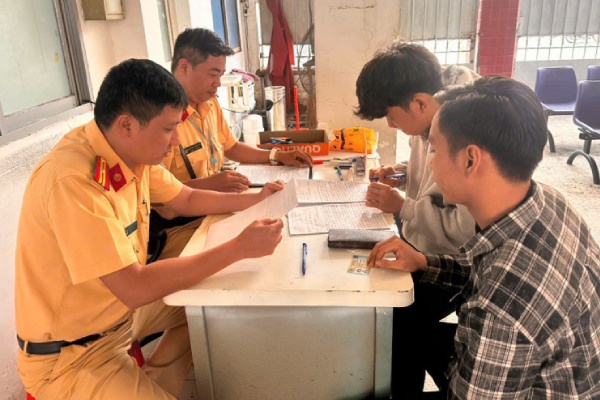 Xu ly viec 2 thanh nien can tro CSGT khi thi hanh cong vu tai TP.HCM hinh anh