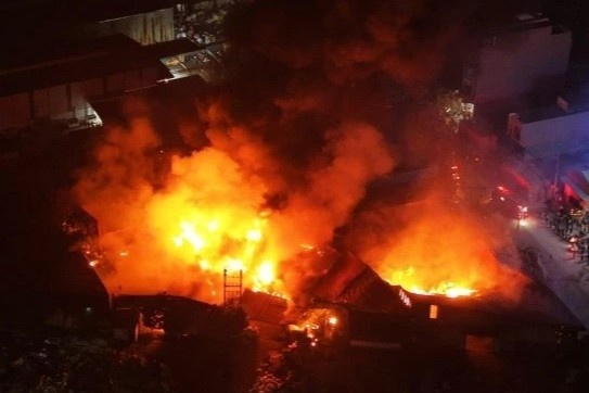 Khoi lua cuon cuon bao trum xuong go o Hung Yen hinh anh