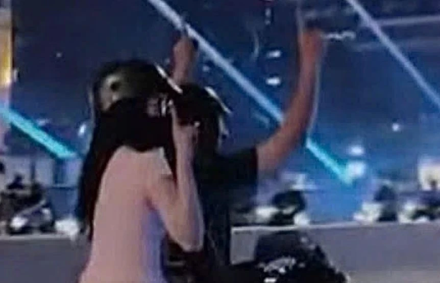 TP.HCM xu phat nguoi lai xe may buong hai tay tren cau Ba Son hinh anh