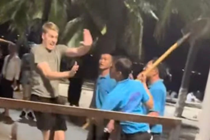 Buoc ngung hoat dong quan bar co nhan vien cam xeng doa khach hinh anh