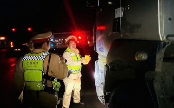 Thay xe bat pha choi mat, CSGT kiem tra phat hien vi pham nong do con hinh anh