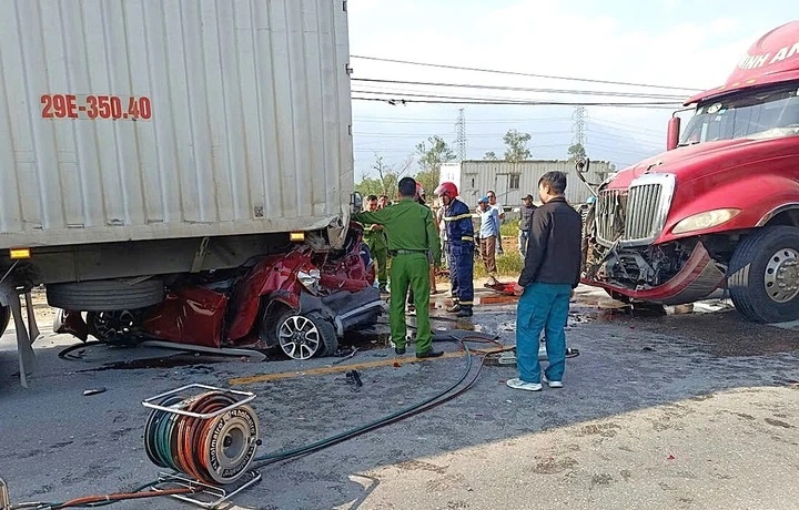 Xe container nghien nat oto con trong vu va cham lien hoan hinh anh