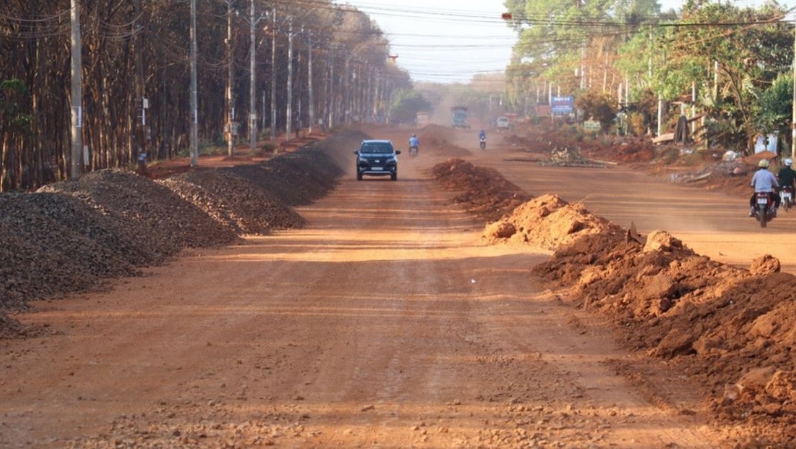 Lam 5 nam chua xong doan duong dai 1,6 km hinh anh