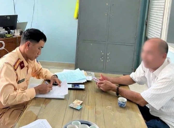 Tin moi nhat vu oto khach ruot duoi xe tai o Dong Thap hinh anh