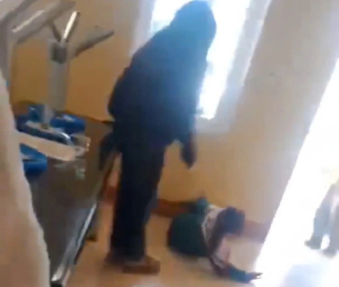 Nu sinh danh ban anh 1