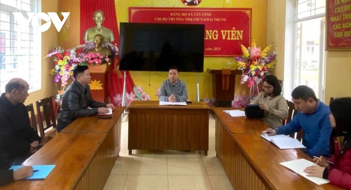 Nu sinh danh ban anh 2