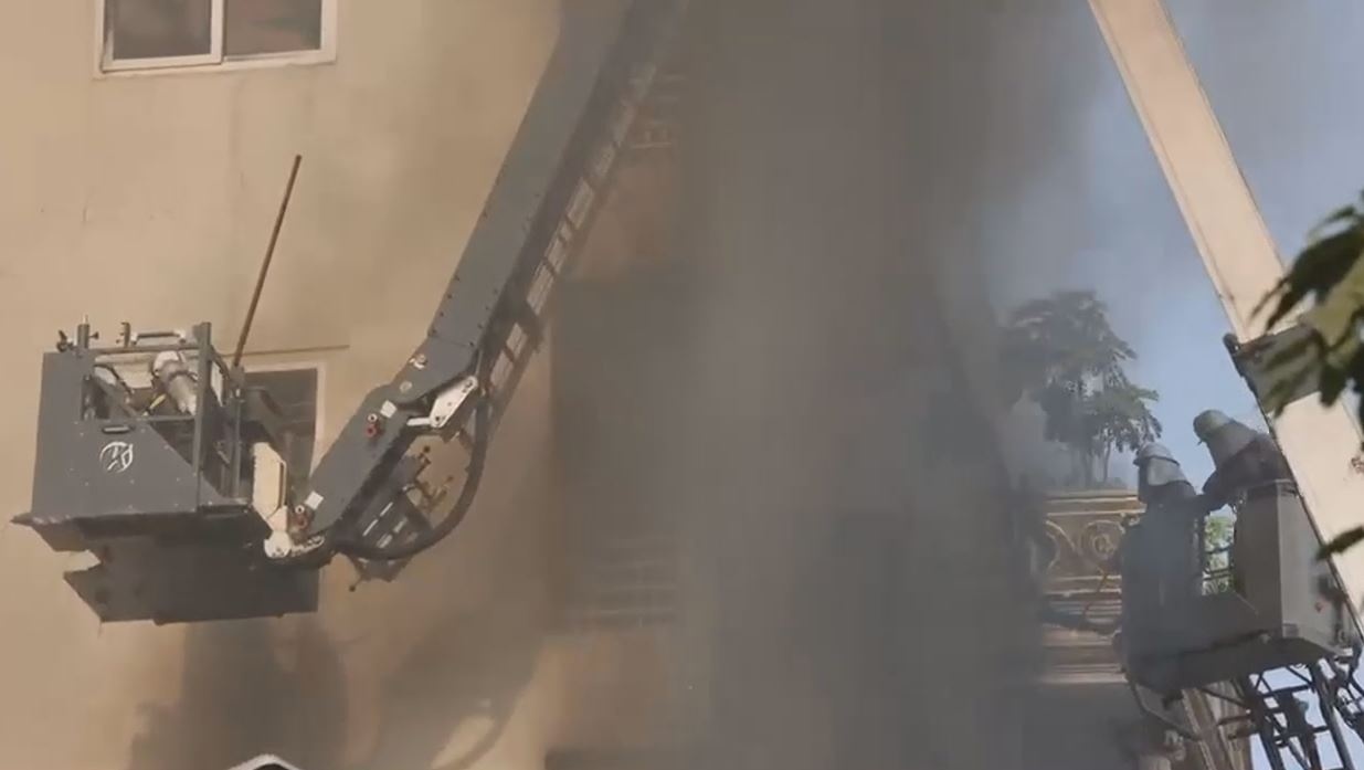 Lua bung du doi tu ngoi nha cao tang o Ha Dong hinh anh