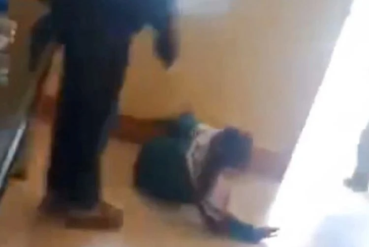 Nu sinh bi ban danh trong phong hoc hinh anh