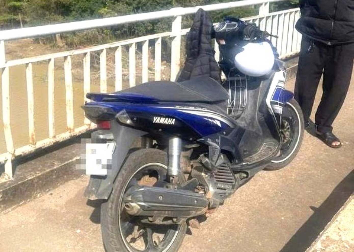 Nam sinh de lai xe may, the sinh vien, nghi nhay cau Serepok hinh anh