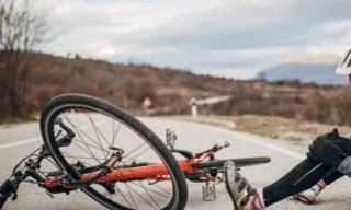 Nu sinh TP.HCM co giat, tu vong bat thuong giua duong hinh anh