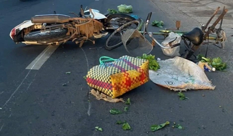 Va cham xe may, nguoi phu nu ban rau tu vong hinh anh