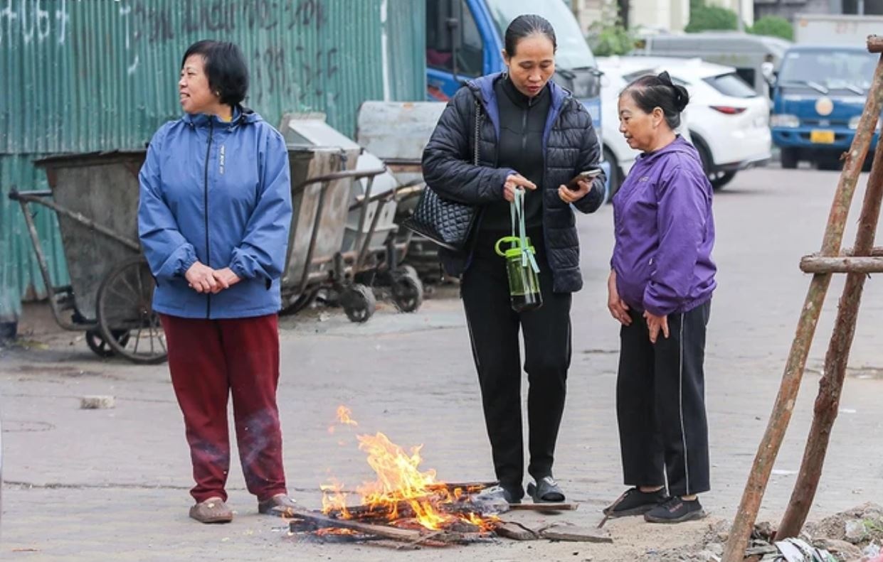 Ha Noi ket thuc ret dam dien rong, TP.HCM ret hiem gap hinh anh