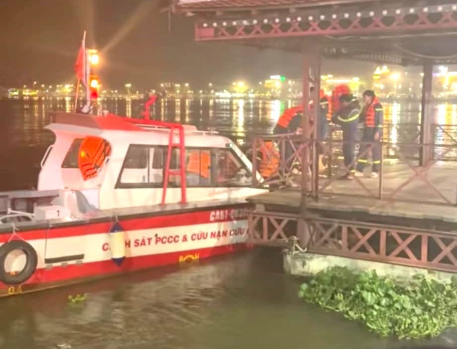 Nguoi dan ong xuong tam song Sai Gon nhung khong thay len hinh anh