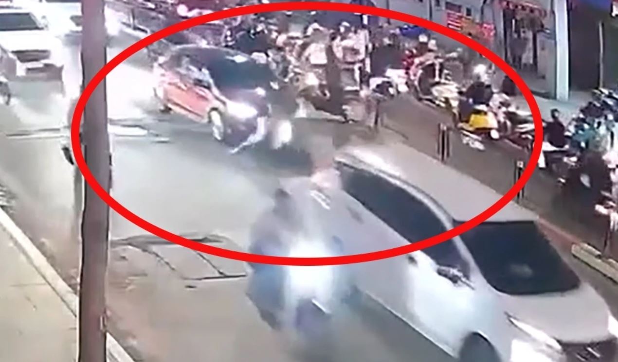 'Oto dien' lao vao xe may, mot nguoi tu vong tai cho hinh anh