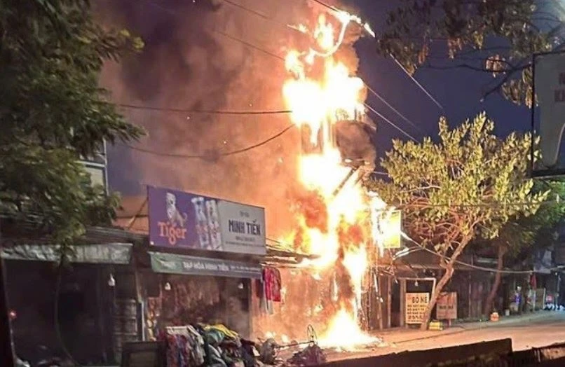 Tru dien phat no, lua thieu rui day cua hang do Tet o TP.HCM hinh anh