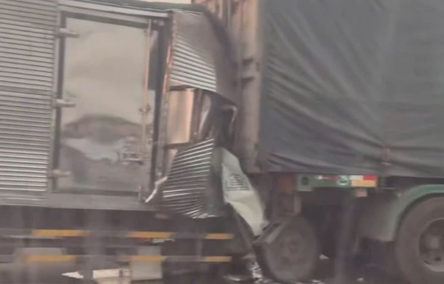 Xe tai tong thang vao xe dau keo, tai xe tu vong tai cho hinh anh