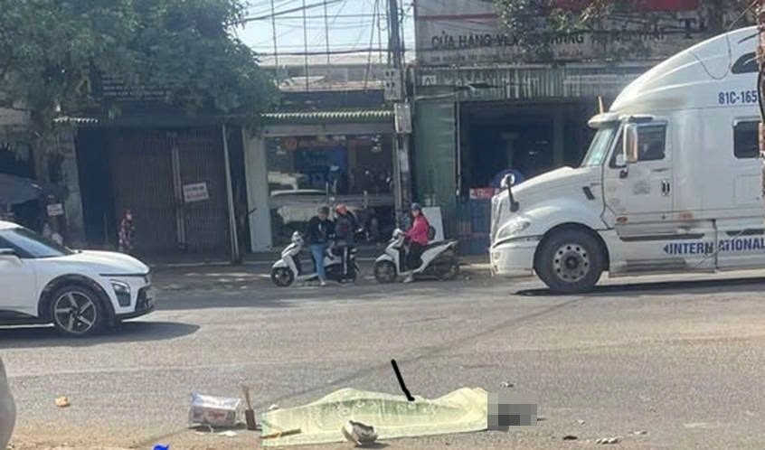 Xe tai va cham doi vo chong, nguoi vo tu vong tai cho hinh anh